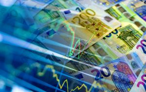 Курс валют на 19 февраля: как банки и обменники реагируют на рекорд евро и что с долларом