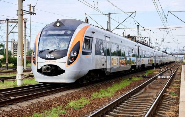 "Укрзалізниця" обіцяє повертати кошти через затримку потягів: кому та як