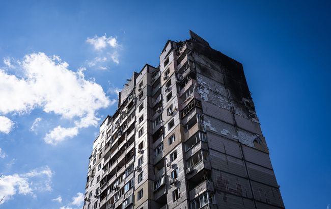 Зруйнований збитою ракетою будинок у Києві з висоти пташиного польоту: фоторепортаж