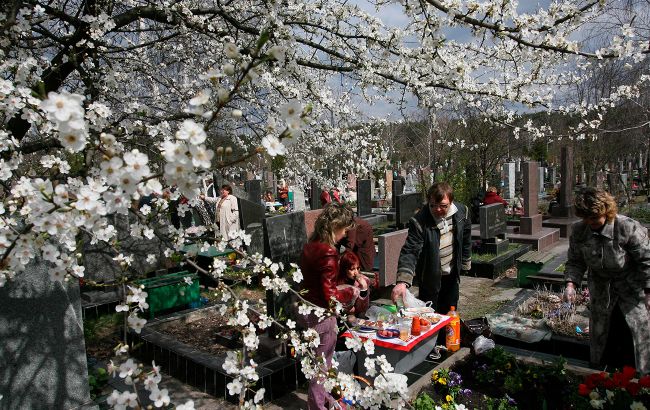 Заимствование из России или украинская традиция: ели ли наши предки в поминальное воскресенье на гробах