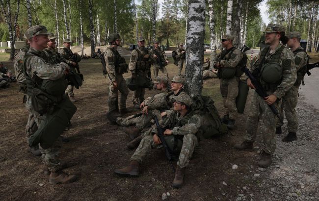 В Литве возникли очереди в военкоматах: в чем причина