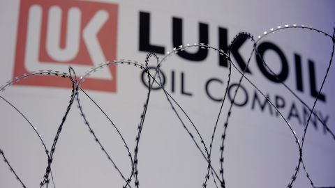 Нефтяная выручка РФ упала на треть, теряя 500 млн долларов в неделю, - разведка