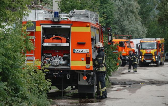 У Києві пошкоджено багатоповерхівку після атаки дрона, є постраждала