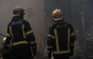 Росіяни вдарили по залізниці у трьох областях: пошкоджене депо та вантажні вагони