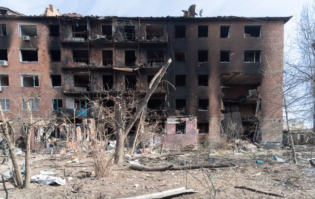Наслідки обстрілів у Василькові. Як виглядають зруйновані квартали