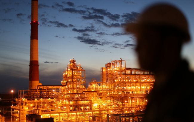 Ключевой российский НПЗ остановил крупнейшую установку после атаки дронов, - Reuters