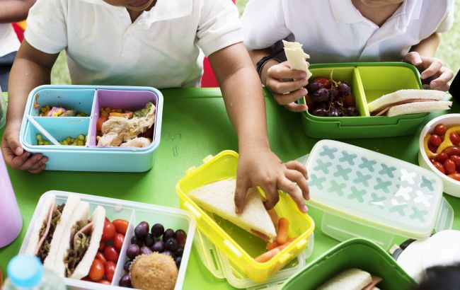 Розовые сырники и овощные маффины: чем будут кормить детей в детских садах