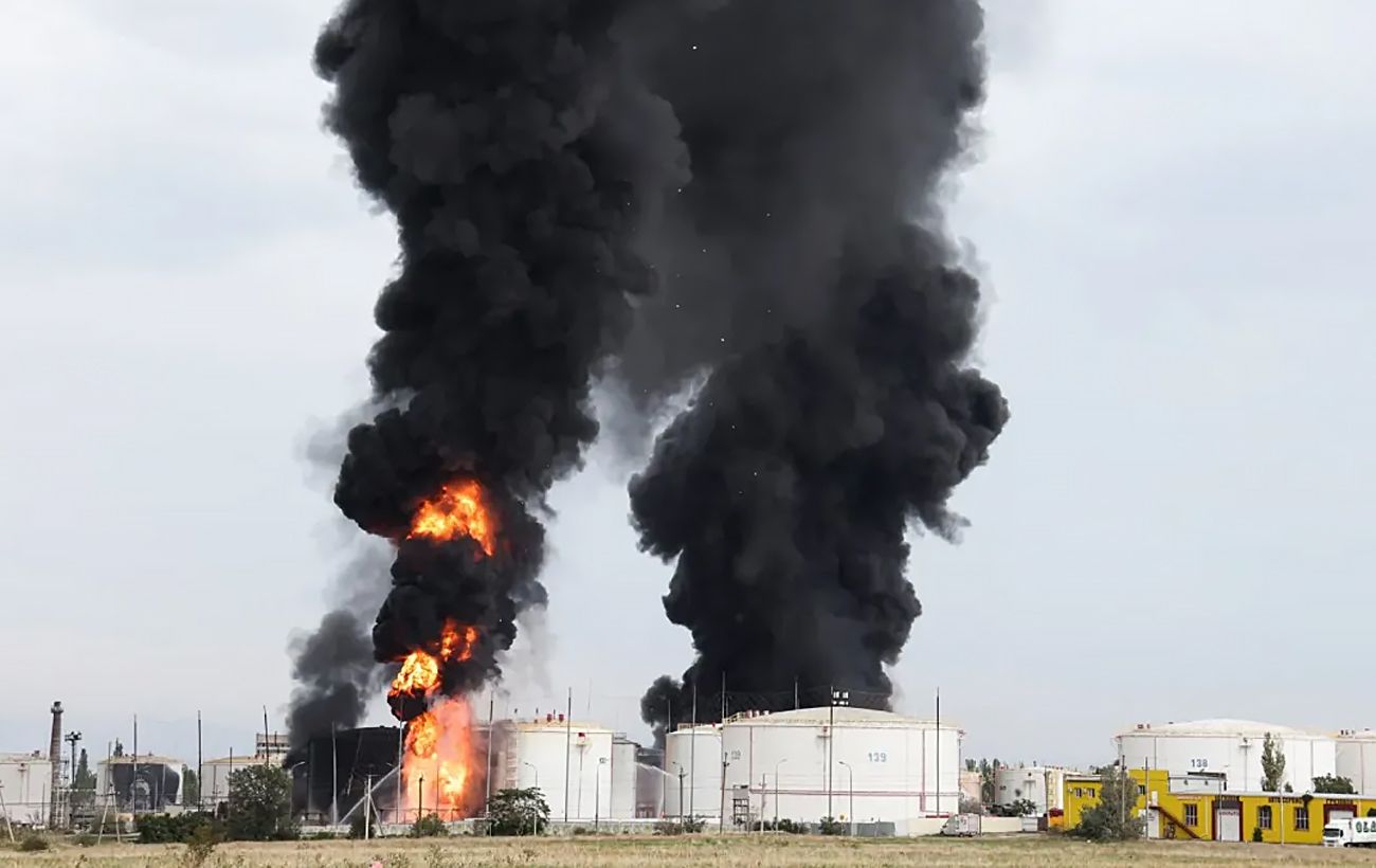 Точно в ціль: СБС показали удар дронів по нафтобазі в Криму Kép