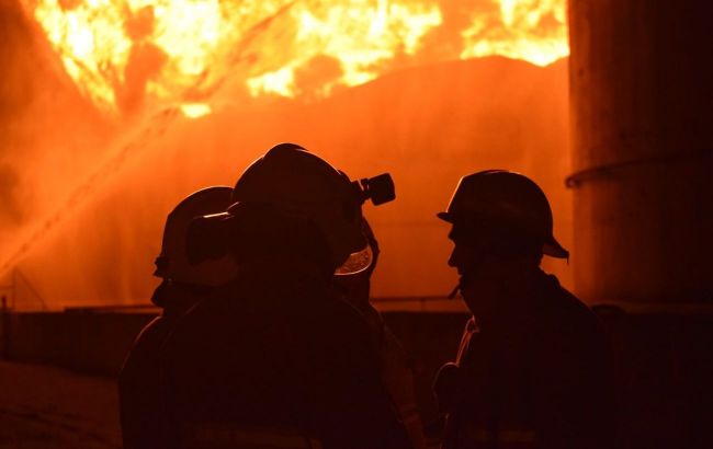 Вогонь охопив чотири поверхи: під Києвом сталась масштабна пожежа в житловому будинку