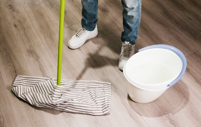 Що додати у воду під час миття підлоги, щоб надовго забути про бруд: дієві методи