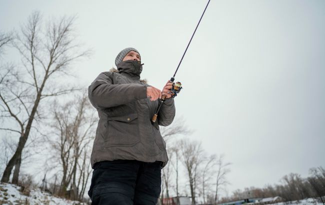 Під Києвом рибалка упіймав 30-кілограмову рибину: відео з трофеєм