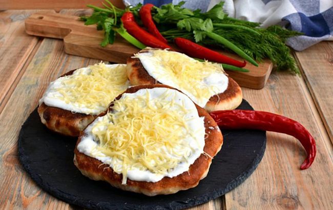 Лангош по-закарпатски: настоящая украинская мини-пицца