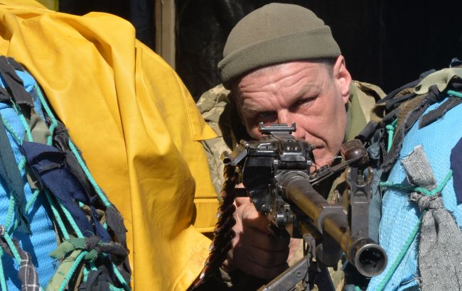 Украинский снайпер уничтожил целую группу российских солдат (видео)