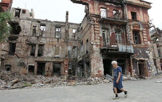 У Маріуполі окупанти розносять комунальні платіжки по зруйнованих будинках