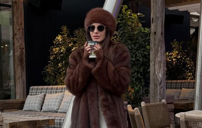 Кристина Горняк продемонстрировала стильный зимний "лук" с длинной шубой и уггами