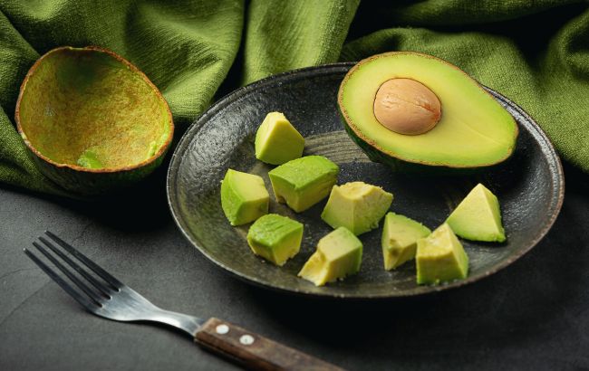 Як зберегти половинку авокадо, аби воно не потемнішало: простий лайфхак від шеф-кухаря
