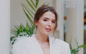 Ірочка з "Холостяка" показала стильний casual-образ із широкими джинсами