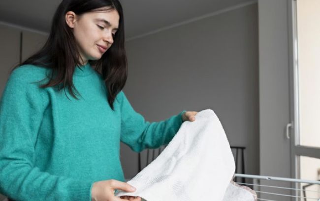 Як швидко висушити одяг без батареї і сушарки: лайфхаки
