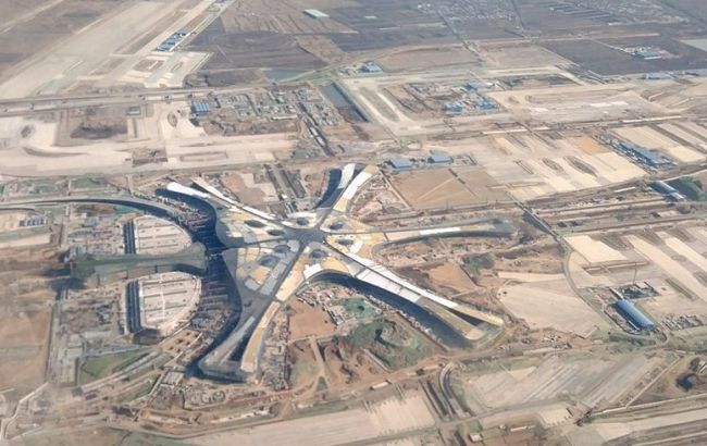 В Китаї відкрили найбільший у світі аеропорт