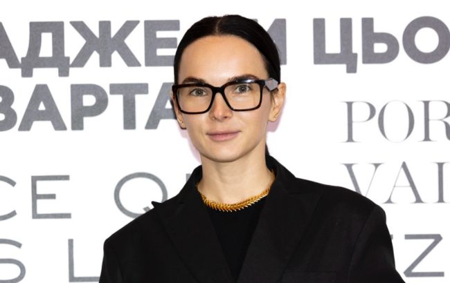 Жена Мирошниченко показала, как носить высокие сапоги и мини