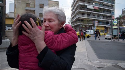 Защита на год и бесплатные школы. Как украинским беженцам помогают в Греции