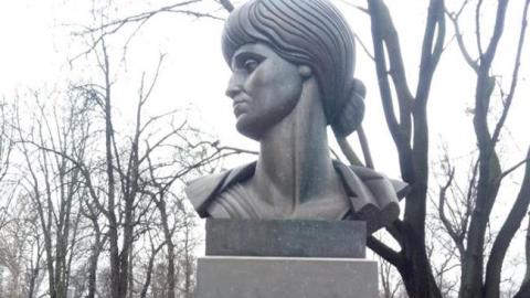 "Интер" незаконно установил в Киеве памятник российской поэтессе