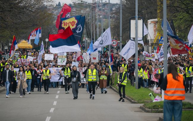 Тисячі студентів у Сербії вийшли на протести проти тиску влади на університети