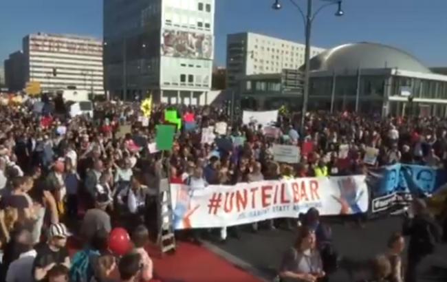 В Берлине свыше 240 тыс. человек вышли на акцию против расизма