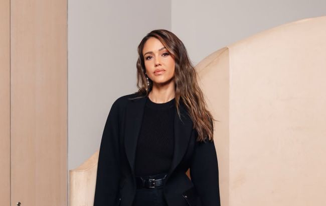 Цей тренд повернувся: Джессіка Альба показала, як носити лофери зі шкарпетками