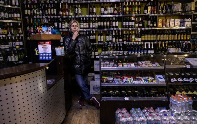 Впервые с 2014 года. Кабмин повысил стоимость акцизных марок на алкоголь и сигареты