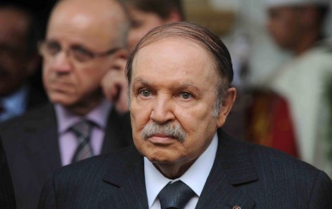 Президент Алжира пообещал уйти через год в случае победы на выборах
