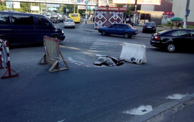 Повний провал: У Києві асфальт пішов під землю