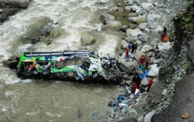 В Индии автобус упал с обрыва: погибли 25 человек