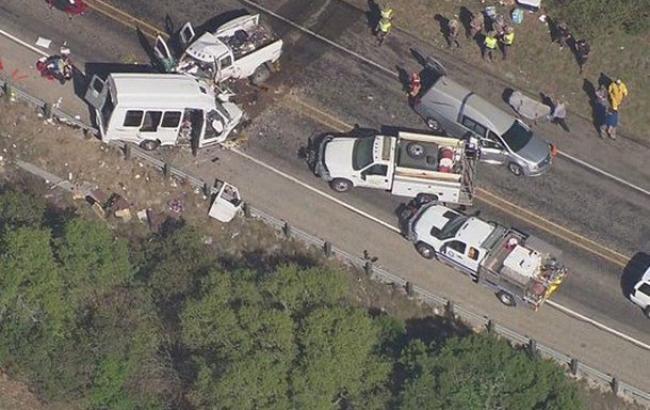 В США автобус с паломниками столкнулся с пикапом, погибли 12 человек