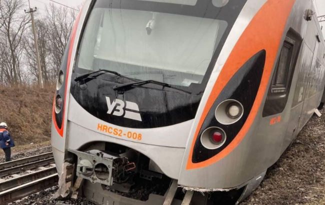 Кабмин призвали заняться безопасностью движения на УЗ из-за аварии поезда "Интерсити"