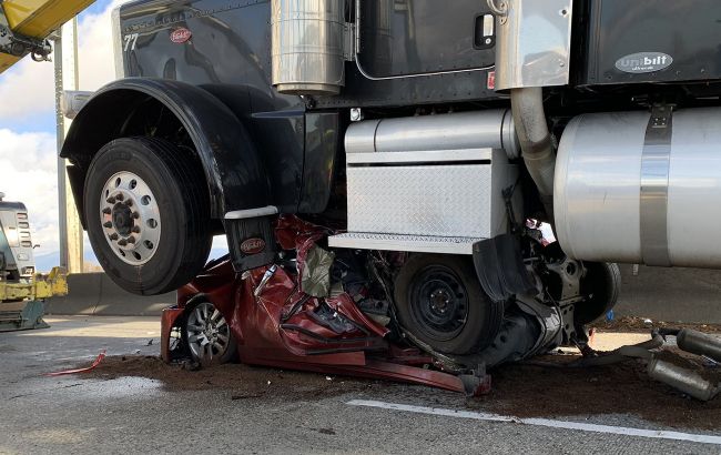 Невероятное везение: в США женщина выжила после того, как ее автомобиль буквально раздавил грузовик