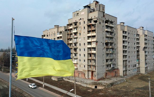 Жителі Донбасу палять прапори "ЛДНР" і вішають українські. Проросійських громадян там більше немає
