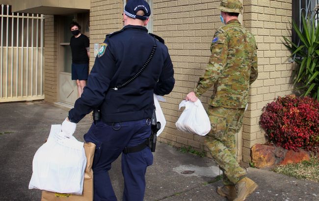 Контролируют самоизоляцию: в Сиднее военные ходят по домам COVID-больных