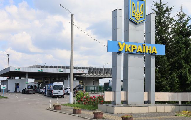 У Мінкульті назвали умову для поновлення виїзду за кордон митців та медійників