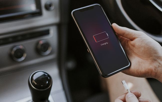 Почему телефон нельзя заряжать в автомобиле: эту ошибку совершают все