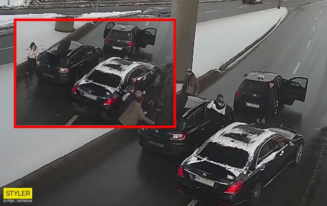 В Киеве на мосту "Метро" водители и пассажиры устроили массовую драку прямо под камерами (видео)