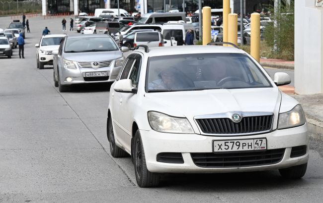 У Латвії завтра почнуть конфіскувати авто з російськими номерами, їх передаватимуть Україні