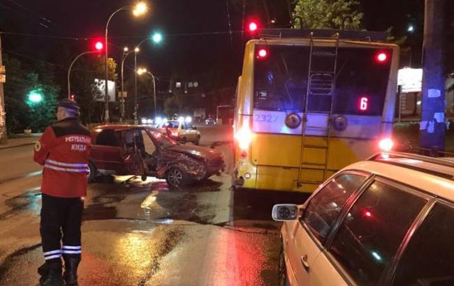 В Киеве автомобиль въехал в троллейбус