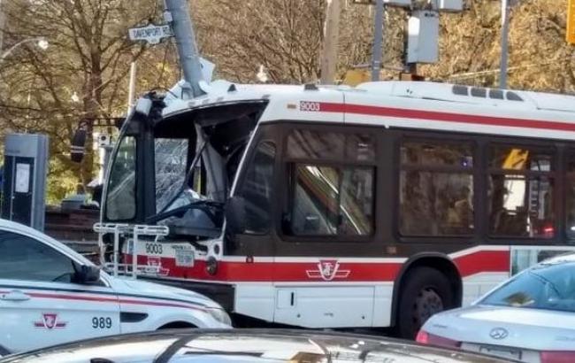 В Канаде в ДТП с автобусом пострадали 25 человек