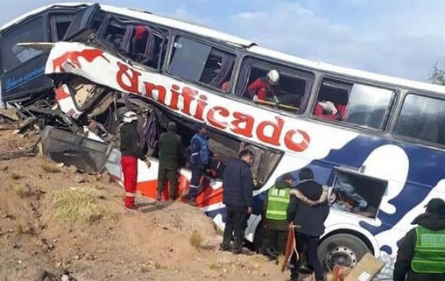 В Боливии пассажирский автобус врезался в скалу, 17 человек погибли