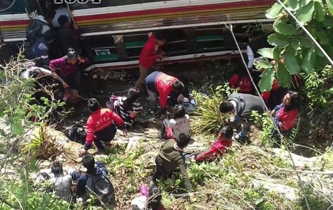 У Гватемалі зірвався з обриву автобус зі студентами, 8 загиблих