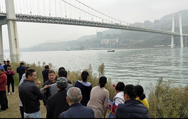 В Китае пассажирский автобус упал в реку, есть погибшие