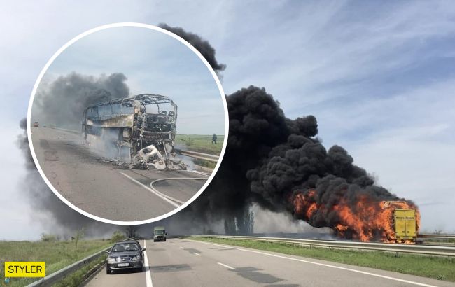 Под Одессой во время движения загорелся автобус с пассажирами: в небо поднялись клубы дыма