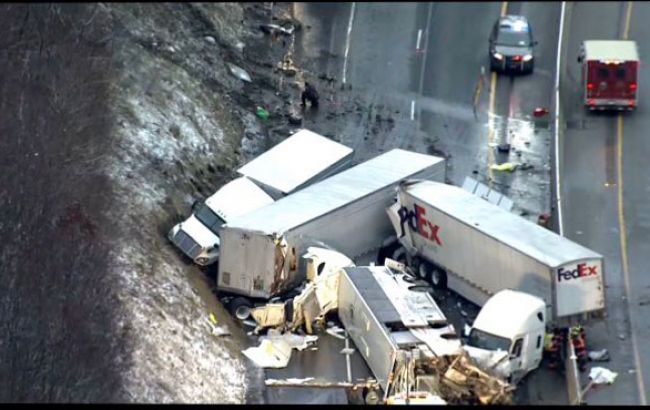 У США в автобу, який перекинувся, врізалися три фури, 5 загиблих, десятки постраждалих