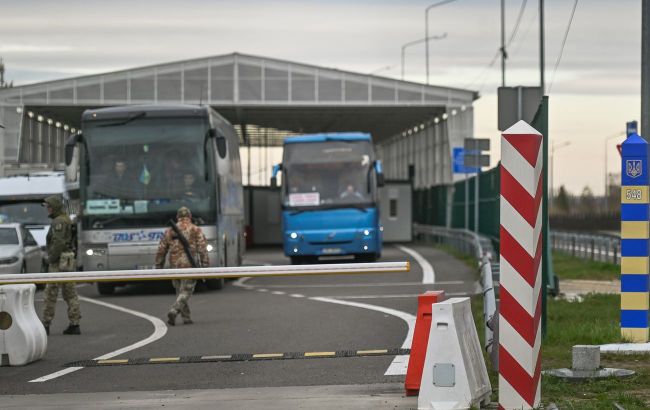 Автобуси стоять по 12 годин: Польща береться за проблему на кордоні